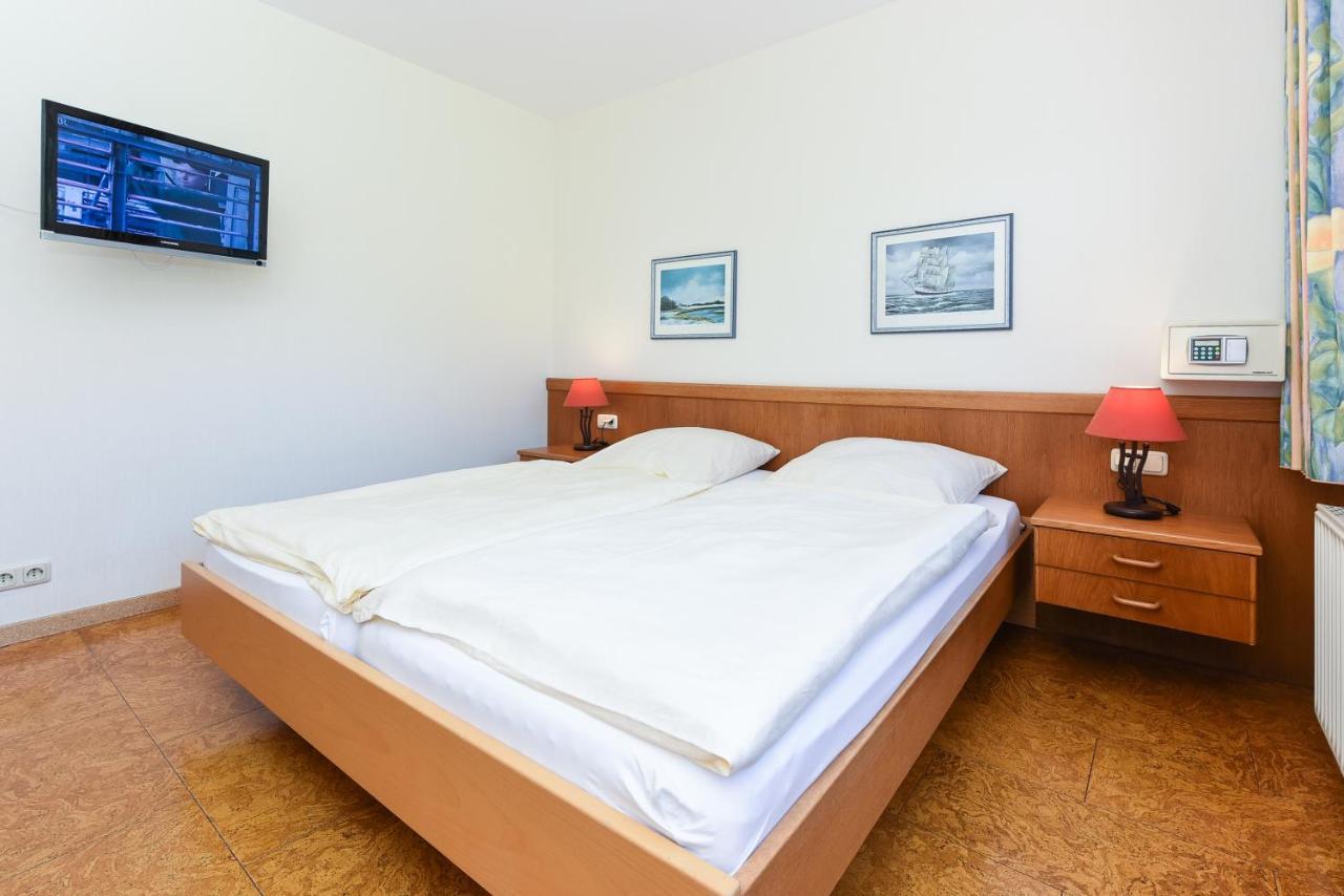 Hotel-Pension Stoertebeker เบนซาซิเออ ภายนอก รูปภาพ