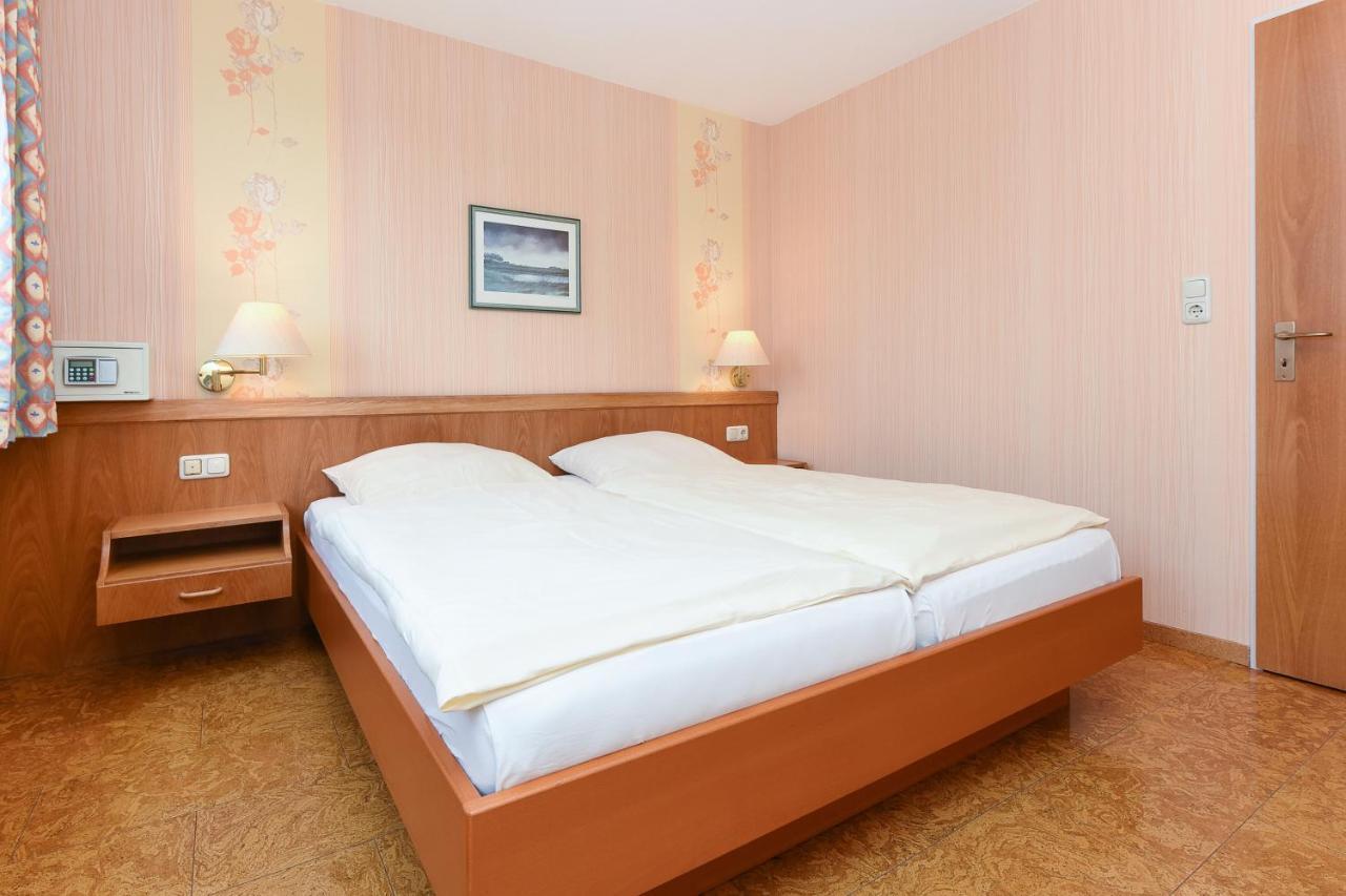 Hotel-Pension Stoertebeker เบนซาซิเออ ภายนอก รูปภาพ