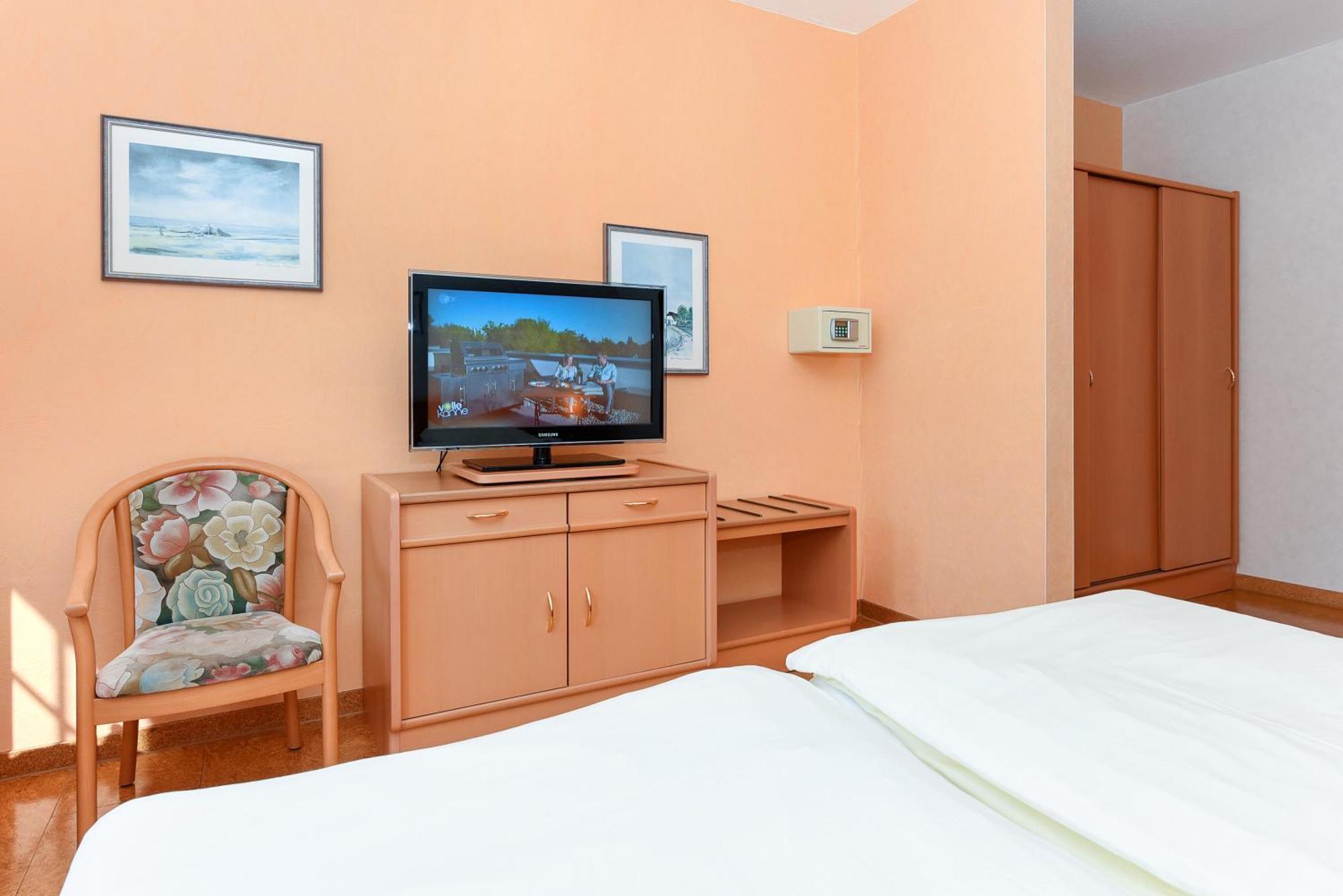 Hotel-Pension Stoertebeker เบนซาซิเออ ภายนอก รูปภาพ