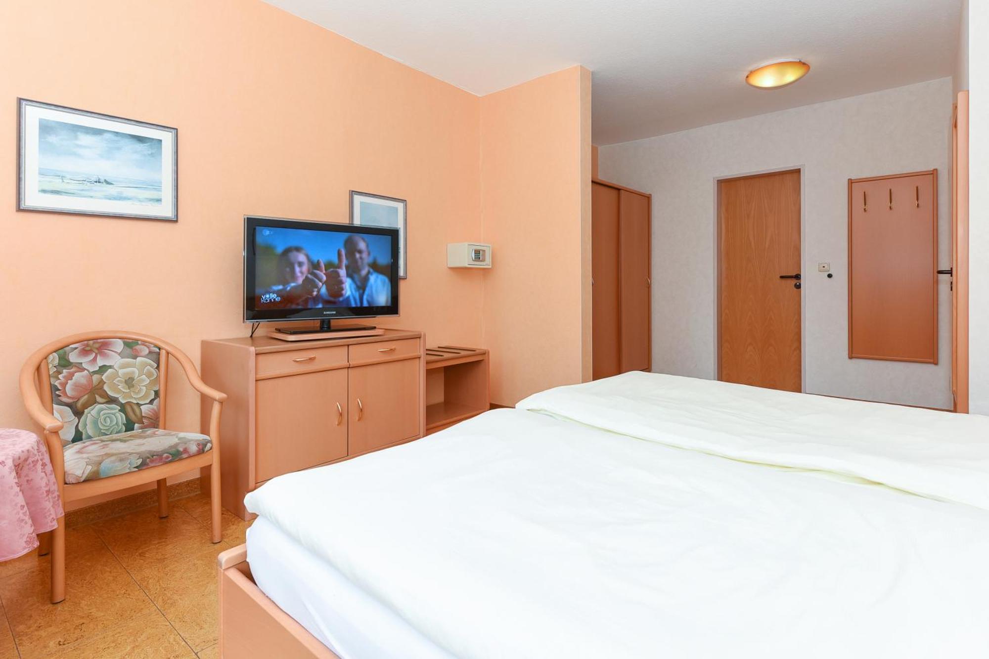 Hotel-Pension Stoertebeker เบนซาซิเออ ภายนอก รูปภาพ